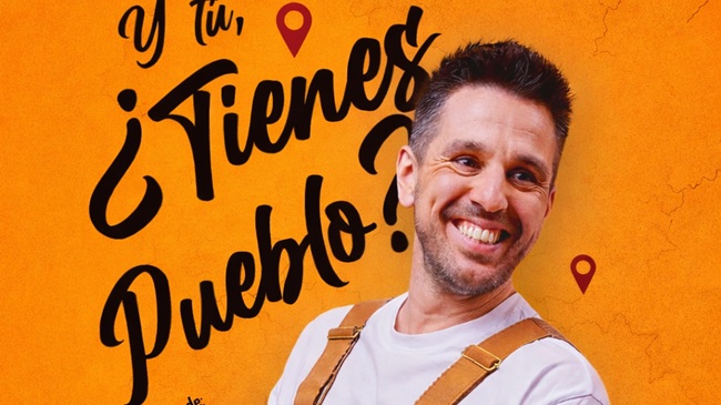 rimer plano del cómico Fran Pati sonriendo sobre un fondo naranja con el título de su monólogo "Y tú, ¿tienes pueblo?" y varios iconos de ubicación rojos.