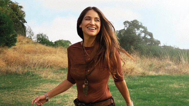 Cantante Georgina sonriendo al aire libre durante su gira Una gira de esas 2026.