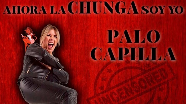 Palo Capilla gritando con actitud en el cartel de su monólogo "Ahora la chunga soy yo" en Valladolid. Aparece con chaqueta de cuero sobre fondo rojo.