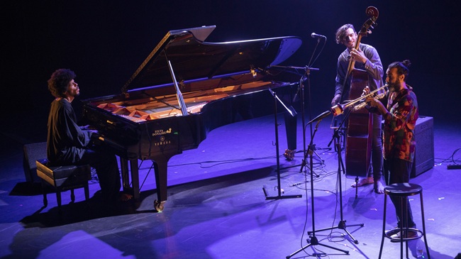 Actuación en directo del trío Triplanetas con Daahoud Salim al piano, Bori Albero al contrabajo y Julián Sánchez a la trompeta como será en el Teatro Juan del Enzina.