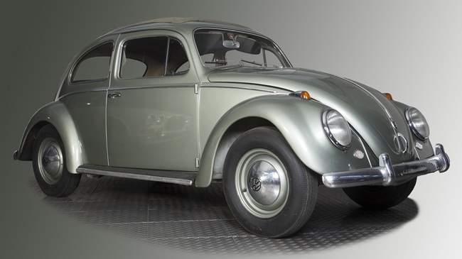 Fotografía del Volkswagen Escarabajo de 1957 expuesto en el Museo de Historia de la Automoción de Salamanca como pieza del mes.