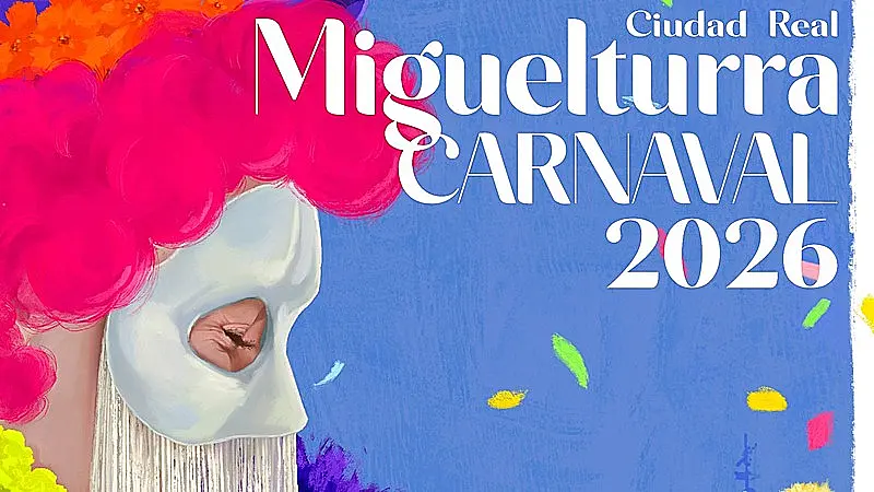 Primer plano lateral de una persona con máscara blanca tradicional y flecos, coronada por una voluminosa peluca de color rosa fucsia vibrante. Al fondo, cielo azul con confeti de colores y el texto "Miguelturra Carnaval 2026 Ciudad Real".