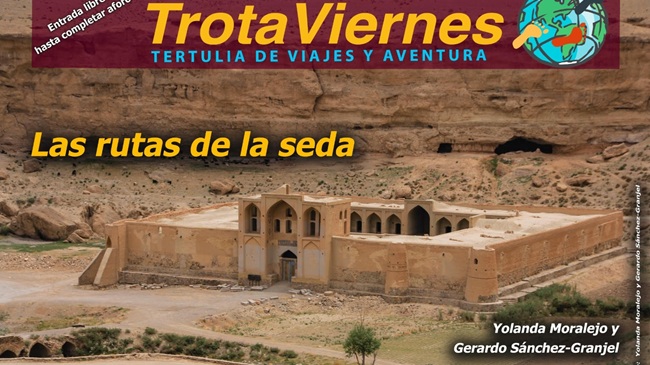 Cartel informativo de la charla Las Rutas de la Seda en Salamanca, con una imagen de arquitectura tradicional en el desierto y los nombres de los ponentes Yolanda Moralejo y Gerardo Sánchez Granjel.