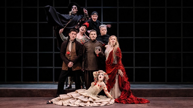 Elenco de la obra "Los Cuernos de Don Friolera" en el escenario, mostrando el vestuario de época y el estilo esperpéntico de la función en Salamanca.