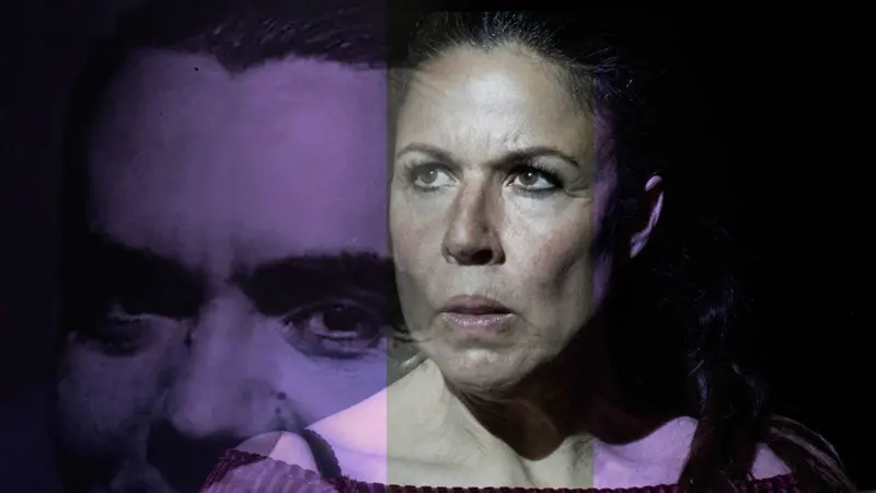 Primer plano expresivo de una actriz en la obra "Una noche con Federico", con la imagen superpuesta del rostro de Federico García Lorca al fondo.