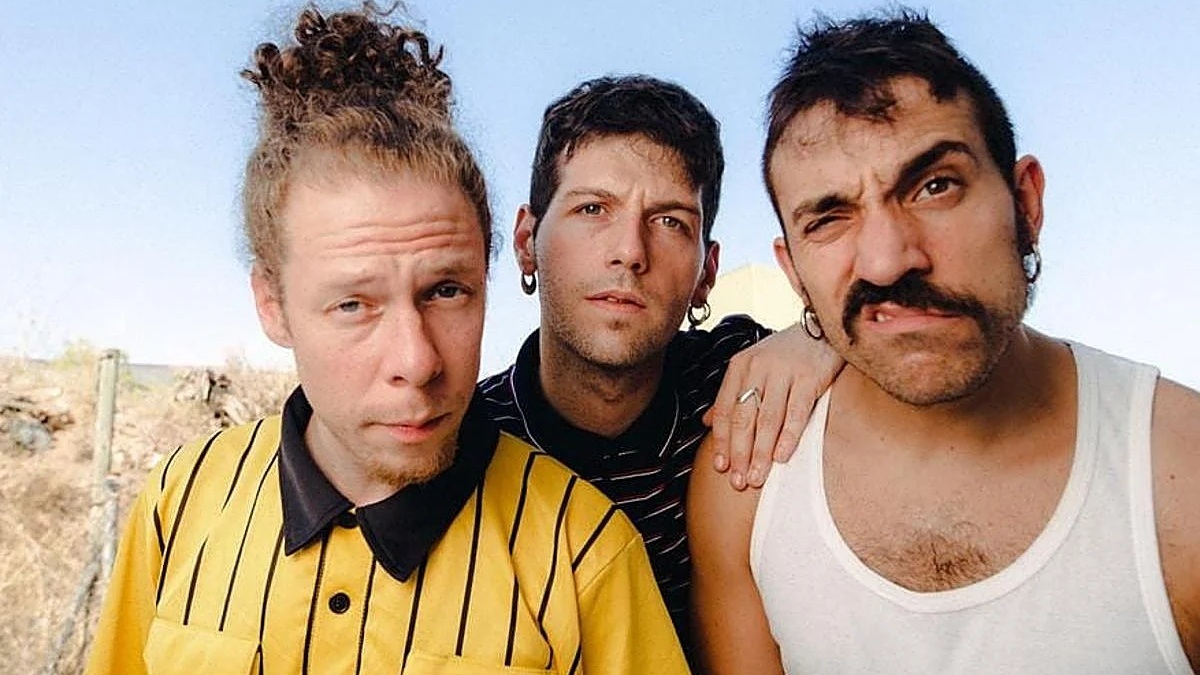 Los tres integrantes del grupo Gilipojazz posando para la promoción de su gira Progresa Adecuadamente World Tour en Málaga.