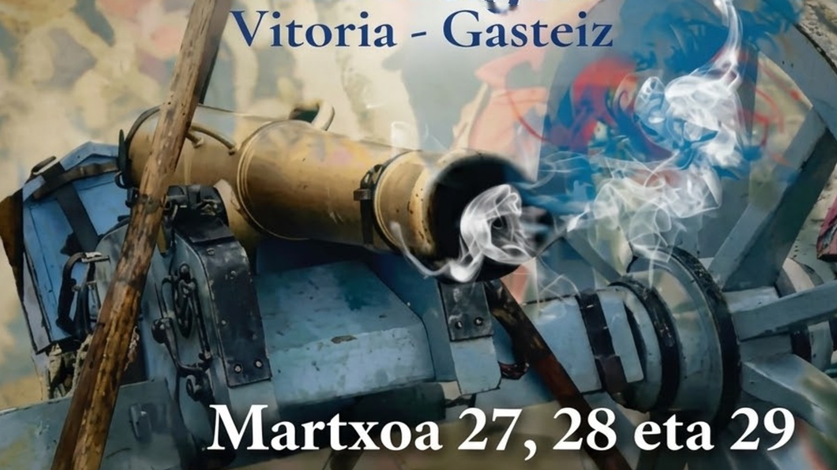 Recreación histórica en el Mercado Napoleónico de Vitoria-Gasteiz 2026 con un cañón de época disparando salvas en el Parque de Arriaga.